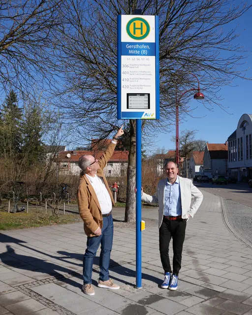 Michael Wörle, Erster Bürgermeister, und Bernhard Schinzel, Geschäftsführer Gersthofer Verkehrsgesellschaft mbH, freuen sich über die neuen digitalen Fahrgastinformationssysteme an zehn Haltestellen in Gersthofen.
 | Foto: Stadt Gersthofen – Kai Schwarz