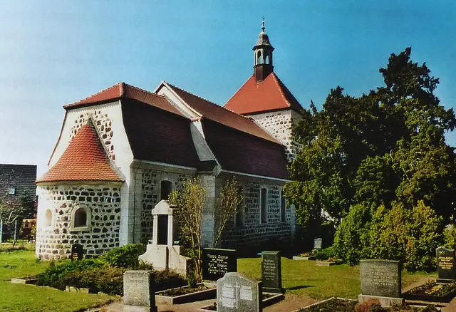 In der kleinen über 800 Jahre alten Dorfkirche zeigten mir die heutigen Schulzes, Nachfahren unserer gemeinsamen Vierfach-Urgroßeltern, eine Besonderheit. 