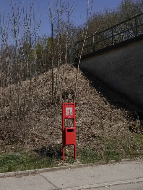 Hundestation zum Entsorgen und kostenlosen Mitnehmen der Beutel