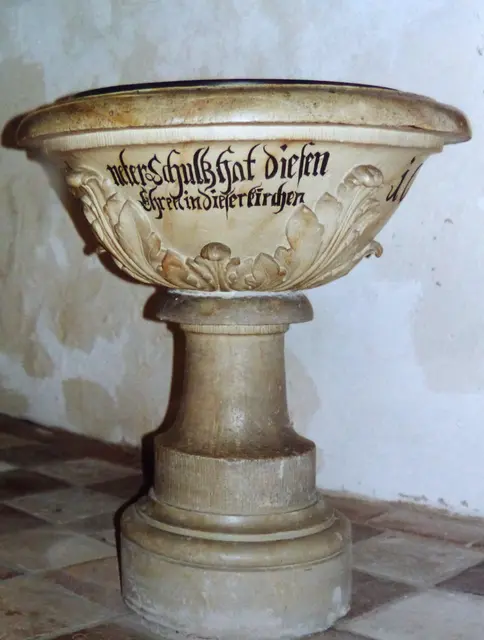 Im Dreißigjährigen Krieg wurde das Dorf verwüstet und die Kirche schwer beschädigt. Danach, im Jahr 1676, spendete Peter Schulze, der Sechsfach-Urgroßvater meines Urgroßvaters, der Kirche einen neuen Taufstein. Sein Name und die Jahreszahl stehen darauf.