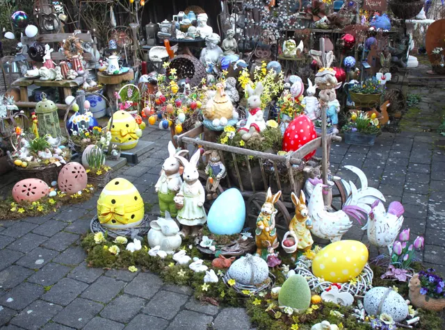 Österlich dekoriert präsentiert sich bereits jedes Jahr schon mehrere Wochen vor dem Osterfest der Hofgarten auf dem landwirtschaftlichen Anwesen der Familie Deisenhofer im Meitinger Ortsteil Herbertshofen.  | Foto: Peter Heider