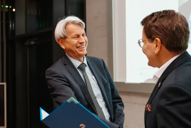 v.l.n.r.: Schatzmeister Georg Muschik, VDI-Direktor Adrian Willig  | Foto: Daniel Thalhofer