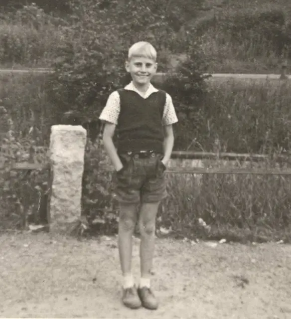 Aber sämliche Schulferien verbrachte ich auf dem Gut. Fast mit vollkommender Freiheit und ohne störende Eltern. Und mit meinen Freunden, die dort wohnten, erlebte ich echte Abenteuer. Auf den riesigen Strohböden von Kuh- und Schafstall, gruseln in einer stillgelegten Bierbrauerei und unterirdischen Gewölben, in einer Höhle, in einem unterirdischen Verlauf des Mühlgrabens und viel mehr. 