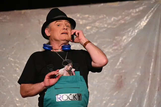 Christian Freiberg glänzt als „Entsorger“ Karl Baldower, genannt „Rocky” 