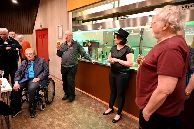 Theaterleiter Peter Gärtner (Mitte) stößt auf die gelungene Premiere an
