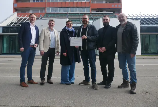 Landrat Hans Reichhart, Burgaus Bürgermeister Martin Brenner, Antonia Wieland (Gesamtleitung KJF Soziale Angebote Nordschwaben), Jochen Manhardt, Christian Conrad (Leiter des KJF Bildungswerks) und Robert Manhardt vor dem neuen Standort in Burgau.  | Foto: Benjamin Sigmund / Landratsamt Günzburg