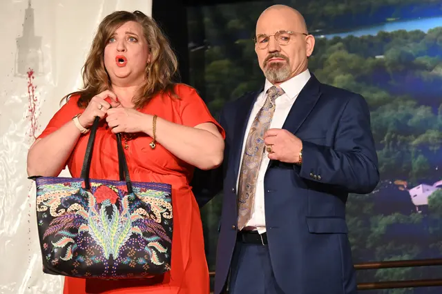 Tauscht mal gerne Ehefrauen gegen die aktuelle Sprechstundenhilfe aus: Harry Lion als Dr. Kurt Ansgar Fleischmann mit neuer Geliebten Jacqueline Dahmert (gespielt von Carina Glesinski).