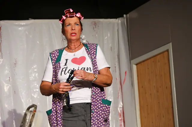 Hausmeisterin Hedwig Löddgen (Andrea Schäfer) 