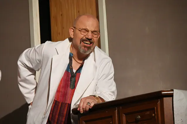 Hat einen Bandscheibenvorfall (Harry Lion)