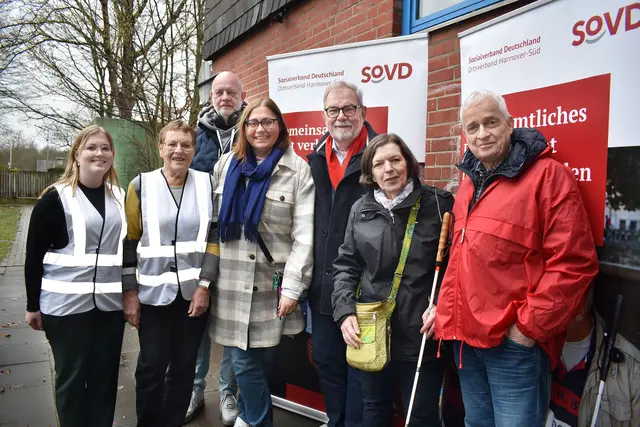Gruppenbild mit Bezirksbürgermeister: Willi Lindenberg (3. v. rechts) ist seit ein paar Tagen neuer Bezirksbürgermeister in Döhren-Wülfel