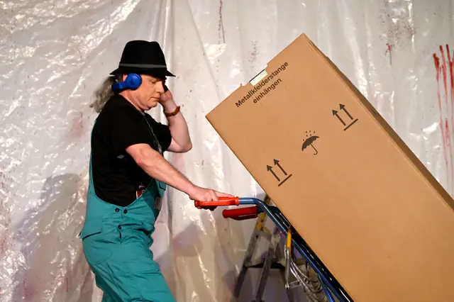 Rauf auf die Bühne, runter von der Bühne: Diese Kiste spielt eine besondere Rolle in dem Stück