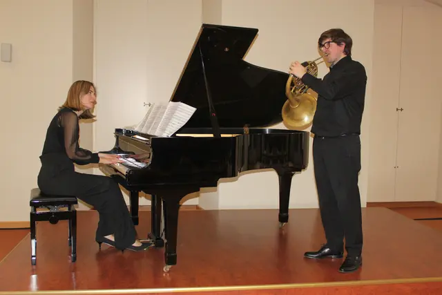Das Duo Empfindungen mit v. l. Barbara und Stefano Brusini begeisterten das Publikum im Wertinger Schlossfestsaal bei der Sonntagsmatinée der Charlotte und Hermann BUHL Stiftung.