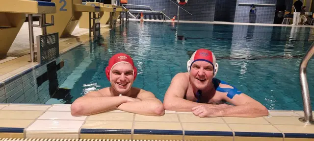 Ein Sport für Generationen: In der zweiten Wasserball-Mannschaft des Lehrter SV gibt es mit Paul und Reiner Bendrien sogar ein Vater-Sohn-Duo – vier Siege in vier Spielen inklusive.  | Foto: Verein