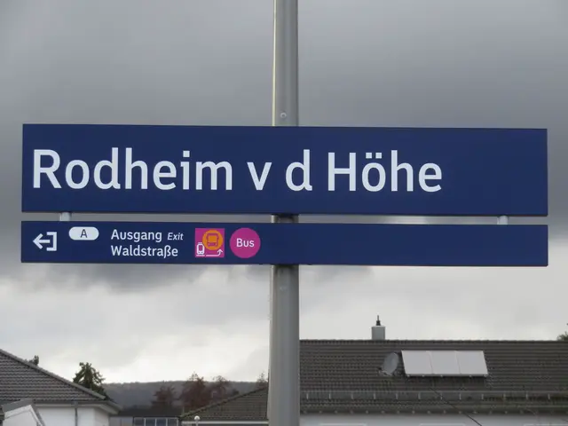 Neues Bahnhofsschild in Rodheim