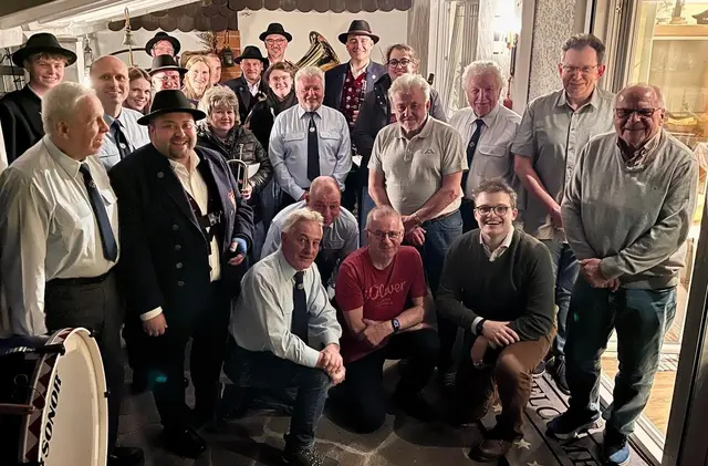 Ein Hoch auf den Jubilar - Zum 75. Geburtstag gratulierten die Adelsrieder Vereine Helmut Lenzgeiger zahlreich.