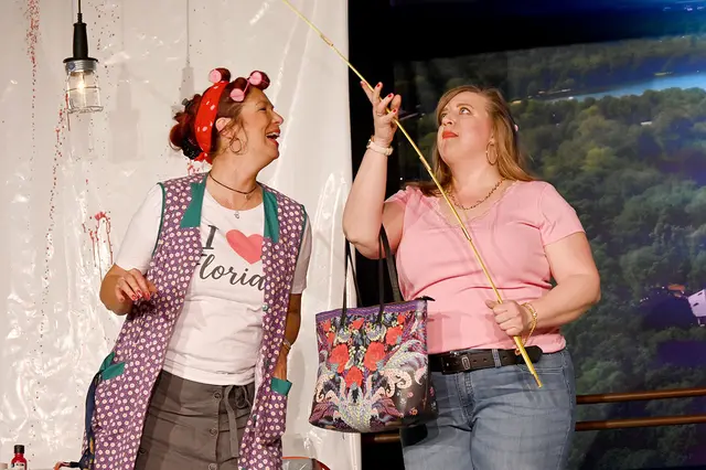 Jacqueline möchte mit dem "Meterstock" die Küche ausmessen