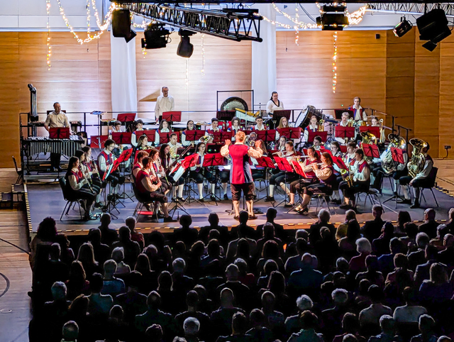 Die A-und B-Orchester der Städtischen Jugenkapelle Friedberg beim Frühjahrskonzert 2026 in der Friedberger Max-Kreitmayr-Halle. | Foto: FSeventfoto