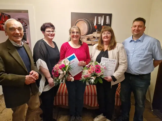 v.l.n.r.: Hans Reichhart sen. (Vorstandsvorsitzender KV Günzburg), Bettina Hörger (Kreisleitung JRK Günzburg), Sonja Seitz (Ehrung 30 Jahre), Manuela Schneider (Ehrung 40 Jahre), Johannes Nusser (Kreisleitung JRK Günzburg) | Foto: Carolin Eberle