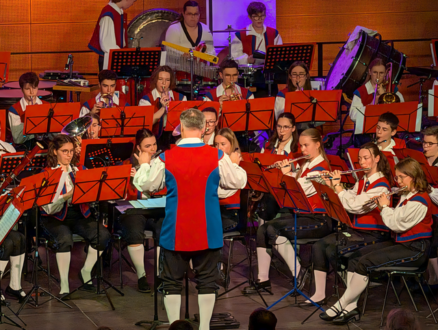 Die A-und B-Orchester der Städtischen Jugenkapelle Friedberg beim Frühjahrskonzert 2026 in der Friedberger Max-Kreitmayr-Halle. | Foto: FSeventfoto