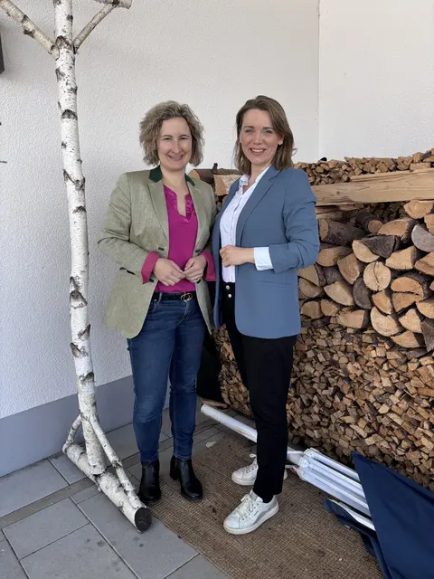 Die Landtagsabgeordneten Marina Jakob (links) und Jenny Schack freuen sich über die Fördergelder für den Landkreis Günzburg | Foto: Ruth Abmayr