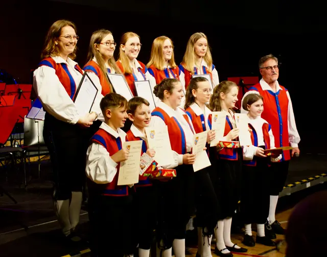 hintere Reihe von links nach rechts: Christina Schmidt (15 Jahre), Maria Schmalfuß, Laura Heinrich, Anna Heinrich, Lilith Keckeisen (alle 10 Jahre)
vordere Reihe von links nach rechtes: Jakob Paul, Ferdinand Große, Kerstin Hertha, Nicole Bindl, Frieda Klaus und Carla Klotz (alle D1 Bläserprüfung) | Foto: Sabine Schmalfuß