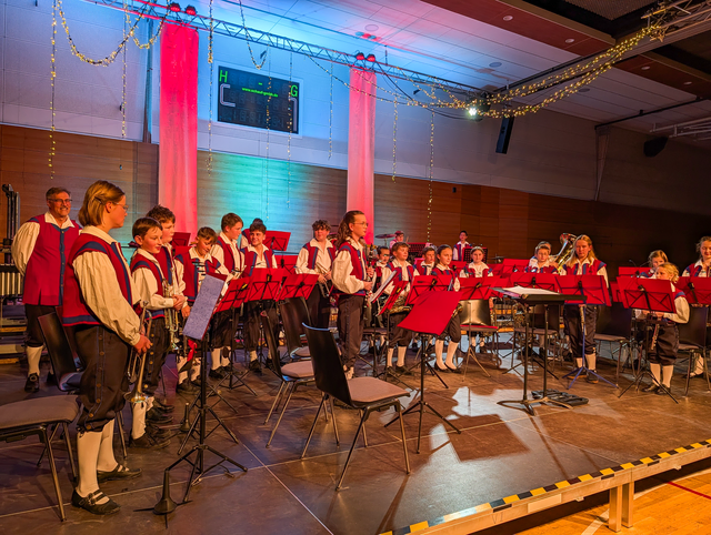 Die A-und B-Orchester der Städtischen Jugenkapelle Friedberg beim Frühjahrskonzert 2026 in der Friedberger Max-Kreitmayr-Halle. | Foto: FSeventfoto