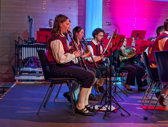 Die A-und B-Orchester der Städtischen Jugenkapelle Friedberg beim Frühjahrskonzert 2026 in der Friedberger Max-Kreitmayr-Halle. | Foto: FSeventfoto