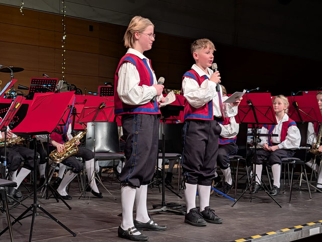 Die A-und B-Orchester der Städtischen Jugenkapelle Friedberg beim Frühjahrskonzert 2026 in der Friedberger Max-Kreitmayr-Halle. | Foto: FSeventfoto