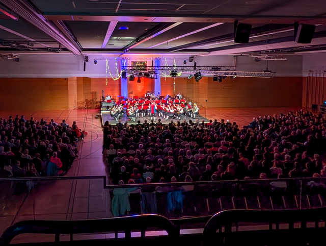 Die A-und B-Orchester der Städtischen Jugenkapelle Friedberg beim Frühjahrskonzert 2026 in der Friedberger Max-Kreitmayr-Halle. | Foto: FSeventfoto