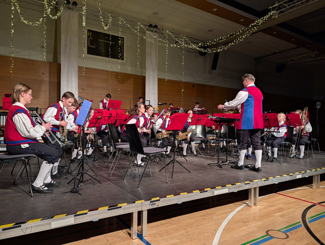 Die A-und B-Orchester der Städtischen Jugenkapelle Friedberg beim Frühjahrskonzert 2026 in der Friedberger Max-Kreitmayr-Halle. | Foto: FSeventfoto