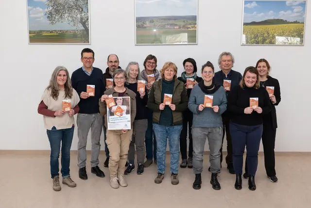 Die Arbeitsgemeinschaft Schlösser und Museen freut sich über die Neuauflage des Rästelheftes. | Foto: Matthias Meyer