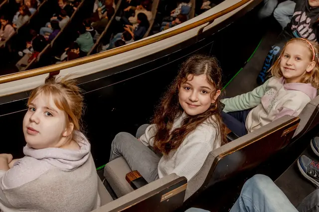 Vorhang auf für mehr kulturelle Teilhabe: Dank der Spende von Vonovia fiel der Eigenanteil für die Schülerinnen und Schüler so gering aus, dass jedes Kind an dem Ausflug teilnehmen konnte. Für einige war es der allererste Theaterbesuch in ihrem Leben. | Foto:  Vonovia/Lindemann