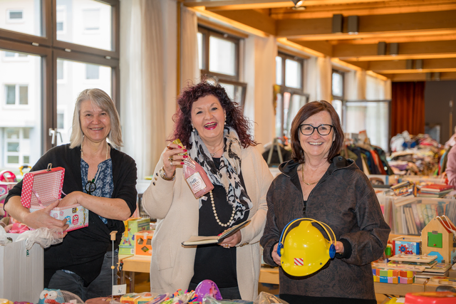 25 Jahre Second Hand Markt in Kissing - Im Bild von links: Organisatorin Claudia Stölzl-Genitheim, myheimat-Reporterin Sabina Scherer und Organisatorin Silvia Rinderhagen | Foto: FSeventfoto
