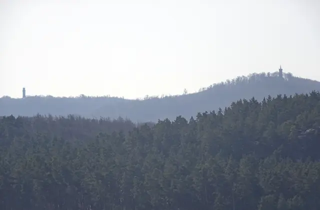 Blick vom ehem. Segelflugplatz auf:  links den Ziegenkopf, rechts der Wilhelm - Raabe - Turm