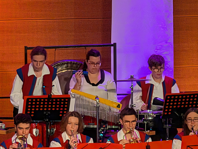 Die A-und B-Orchester der Städtischen Jugenkapelle Friedberg beim Frühjahrskonzert 2026 in der Friedberger Max-Kreitmayr-Halle. | Foto: FSeventfoto