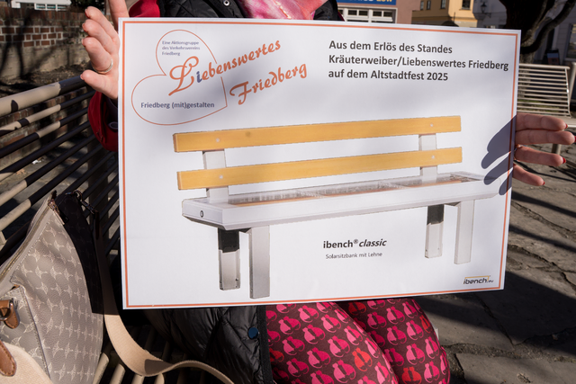 Während dem Historischen Friedberger Altstadtfest 2025 haben Friedbergs Kräuterweiber und Ulrike Sasse-Feile mit Ihren Verkäufen in ihren beliebten Ständen beachtliche Einnahmen verzeichnet. Diese Erlöse investieren die Friedbergerinnen jetzt in den Kauf einer innovativen Solarsitzbank auf dem Platz beim Bücherschrank in der Friedberger Ludwigstraße. | Foto: FSeventfoto