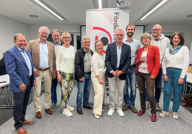 25 Jahre Förderverein Krankenhaus Friedberg e.V. Die Vorstandschaft freut sich über das lange Bestehen und den Erfolgen der wichtigen sozialen Einrichtung. Im Bild v.l.: Franz Reißner (Beisitzer), Joachim Maas (Schatzmeister), Richard Scharold (Beisitzer), Margit Lucchesi (Schriftführerin), Dr. Norbert Schneider (Beisitzer), Daniela Scherrüble (Verbindung Krankenhaus), Dr. Peter Bergmair (Vorsitzender), Dr. Niklas Haller (Beisitzer), Brigitte Dannhäuser-Lehmann (Stellvertr. Vositzende) Dr. Holger Haak Vertretung der Ärzteschaft) und Petra Goger (Rechnungsprüferin)  | Foto: Förderverein Krankenhaus Friedberg e.V.