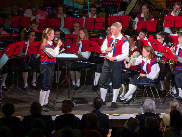 Die A-und B-Orchester der Städtischen Jugenkapelle Friedberg beim Frühjahrskonzert 2026 in der Friedberger Max-Kreitmayr-Halle. | Foto: FSeventfoto