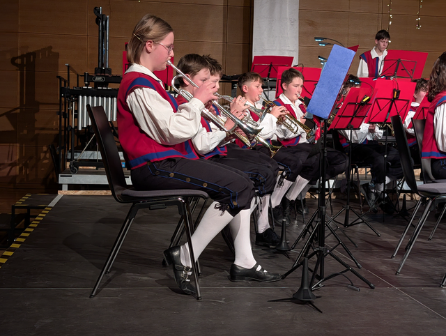 Die A-und B-Orchester der Städtischen Jugenkapelle Friedberg beim Frühjahrskonzert 2026 in der Friedberger Max-Kreitmayr-Halle. | Foto: FSeventfoto