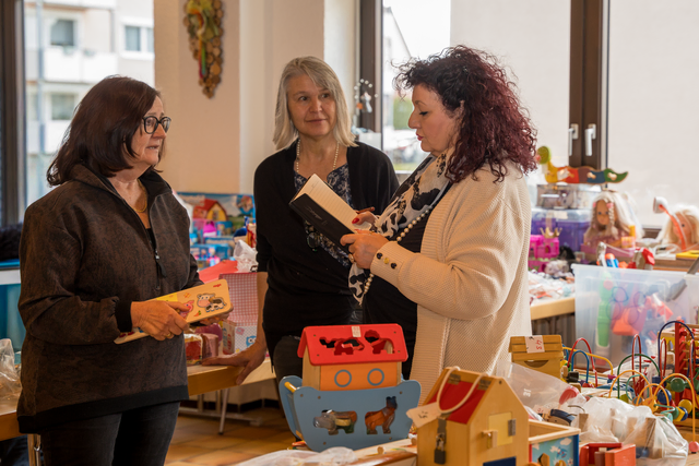 25 Jahre Second Hand Markt in Kissing - myheimat-Reporterin Sabina Scherer beim Interview mit den Organisatorinnen  Silvia Rinderhagen (links) und Claudia Stölzl-Genitheim | Foto: FSeventfoto