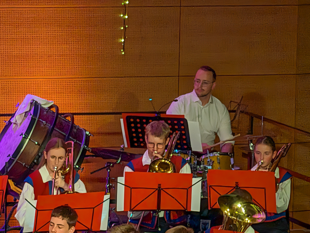 Die A-und B-Orchester der Städtischen Jugenkapelle Friedberg beim Frühjahrskonzert 2026 in der Friedberger Max-Kreitmayr-Halle. | Foto: FSeventfoto