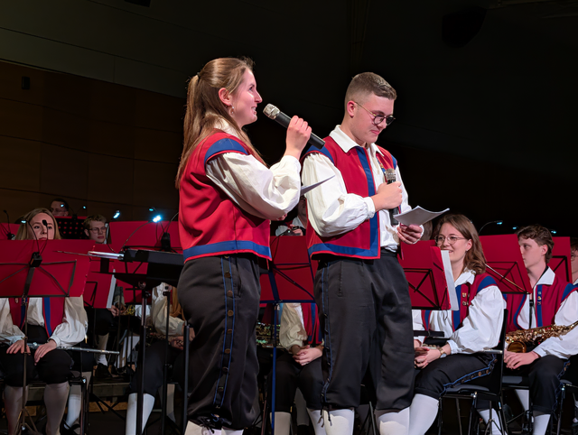 Die A-und B-Orchester der Städtischen Jugenkapelle Friedberg beim Frühjahrskonzert 2026 in der Friedberger Max-Kreitmayr-Halle. | Foto: FSeventfoto