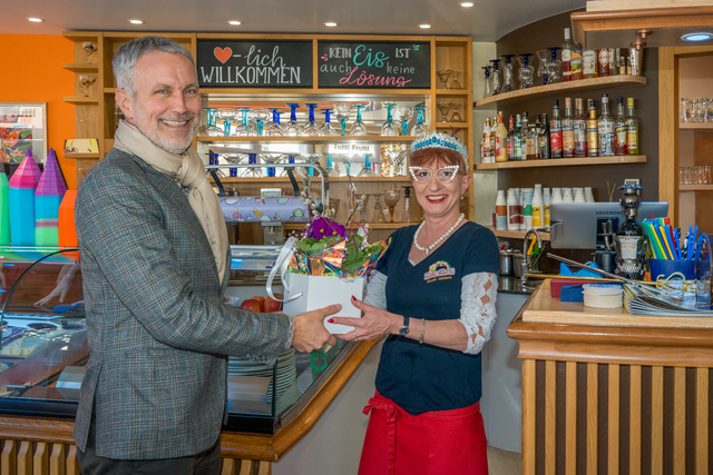 5 Jahre Eiscafé Tutti Frutti Friedberg (Bayern) - Friedbergs Erster Bürgermeister Roland Eichmann gratuliert zum Betriebsjubiläum | Foto: FSeventfoto