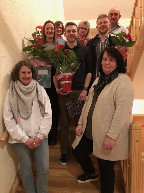 Foto: Sandra Wonka (links) und Josefa Zwerger (rechts) ehrten langjährige Mitglieder des Obst- und Gartenbauvereins Ellgau. Mit ihnen freut sich der zweite Vorsitzende Erwin Landherr (hinten rechts).