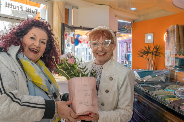 5 Jahre Eiscafé Tutti Frutti Friedberg (Bayern) - myheimat-Reporterin Sabina Scherer (links) gratuliert der Friedberger Eiskönigin Lissy | Foto: FSeventfoto