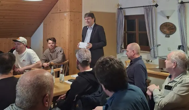 Übergabe der Spende für die Jugendarbeit durch Bürgermeister Michael Higl. | Foto: Andreas Hirschberger