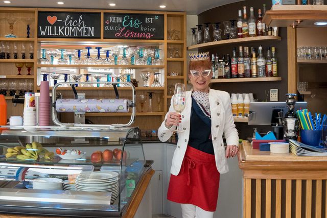 Kein Eis ist auch keine Lösung so das Motto des fünften Saisonstarts der Eisdiele Tutti Frutti in der Ludwigsstraße in Friedberg. Für die Inhaberin und Eiskönigin Lissy zauberte sogar die Sonne am Jubiläumstag  Frühlingstemperaturen um das erste Eis und das Jubiläum gebührlich zu feiern. | Foto: FSeventfoto