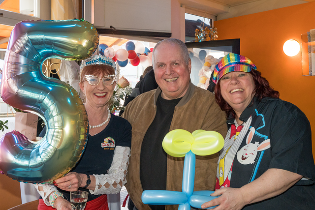 5 Jahre Eiscafé Tutti Frutti Friedberg (Bayern) - Hans.Jürgen Trinkl ist "Hahn im Korb" mit Lissy (links) und Yvonne | Foto: FSeventfoto