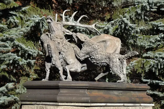 die um 1860 im Zinkgussverfahren von Johann Heinrich Kurek geschaffen Skulptur "Der besiegte Hirsch" 