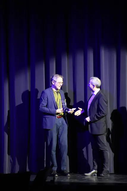 Roland Jäger erhält den Ehrenpreis der Sing und Musikschule Gersthofen für seine langjährigen Verdienste  | Foto: Nicole Huber